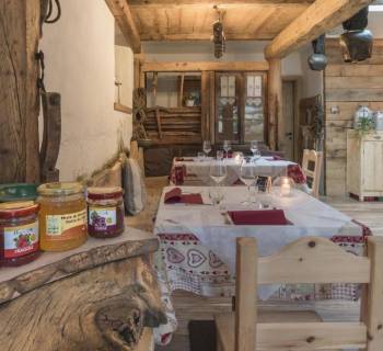 Cena in Baita di Montagna