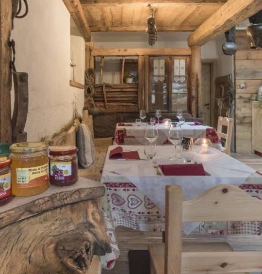 Cena in Baita di Montagna